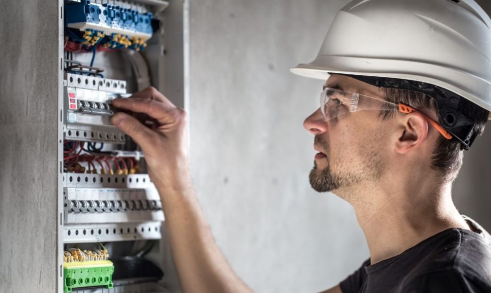 Jak wykonać instalację elektryczną tak, by była bezpieczna i użytkowa?